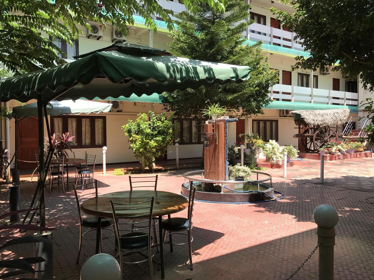 Gnaanams Hotel And Restaurant ジャフナ エクステリア 写真